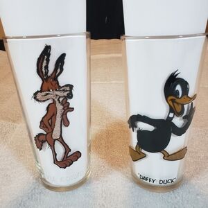 Lot of 2 1973 Pepsi Glasses - Daffy Duck Wile E. Coyote Looney Tunes Glasses